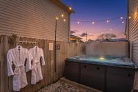 Capitol House - 3 Bed 1 Full and 1 Half Bath, Pet Friendly with Hot Tub walk to Lucas Oil Stadium - B&B Indianapolis