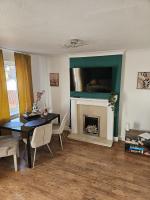 Modern 3-Bed Detached House with a Double Driveway, Free Wi-Fi, Garden with Playground and BBQ - Chambres d'hôtes Leeds