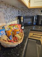 Modern 3-Bed Detached House with a Double Driveway, Free Wi-Fi, Garden with Playground and BBQ - Chambres d'hôtes Leeds
