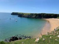 Family-friendly cottage - walk to stunning beach - B&B Angle