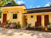 Bahay Domingo Guesthouse & Private Pool - B&B Bagac