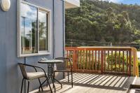 Hillside Retreat 2BR Home with Views & Parking - B&B Picton
