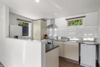 Hillside Retreat 2BR Home with Views & Parking - B&B Picton