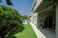 Olga Resort- Luxury Villa with Private Pool & Jacuzzi Steps from the Beach - B&B Hadera