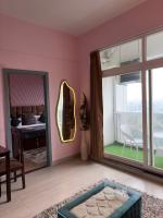 The Pink Edition-Luxury suits 1BHK with balcony - B&B Noida