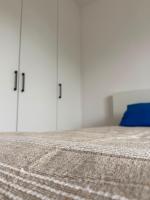 Ostoja Ostrowo - apartament nad morzem z garażem, klimatyzacją i 2 balkonami - Chambres d'hôtes Ostrowo