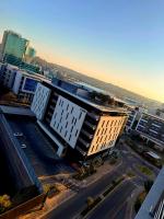 Menlyn Maine Apartment with Sunbet Casino view - B&B Pretoria