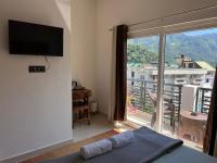 Prithvi Hotel Rishikesh - Aesthetic Rooms With Smart TV, Aircon in Upper Tapovan with free airport pickup for 7 or more nights bookings - B&B Rishīkesh