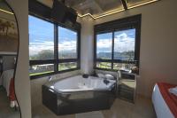 Zimmer mit Kingsize-Bett und Whirlpool