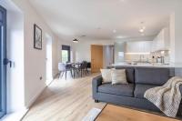 Stunning 2 Bedroom Apartment in Central Ashford - Chambres d'hôtes Ashford