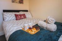 Large 3 Bed, Driveway Parking & Sleeps 10, Close to Newcastle Stadium and City Centre By Stay Aura Holiday Lets - Bed and Breakfast Newcastle upon Tyne