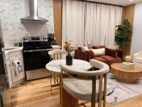 Velvet Vue Suite Near JFK, UBS Arena, & 30mins from City - Chambres d'hôtes Bellerose Terrace