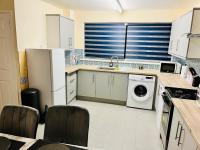 3 Bedroom Modern and Spacious Home Free Parking and WiFi - B&B Stanley