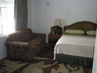 Zimmer mit Kingsize-Bett