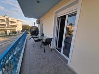 The colorful house with balcony view - B&B Kozani