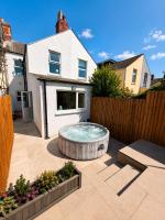 Luxury 6BR Family Home 3 Bath With Hot Tub Fast WiFi - B&B Cardiff