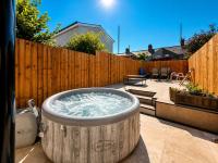 Luxury 6BR Family Home 3 Bath With Hot Tub Fast WiFi - B&B Cardiff