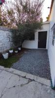 Moderna Casa Blanca de 3 Dormitorios, Recién Remodelada, Climatizada y Patío - B&B Arena