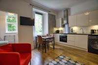Stylish City Centre Flat with King Bed & Parking - B&B Inverness