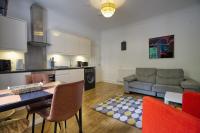 Stylish City Centre Flat with King Bed & Parking - B&B Inverness