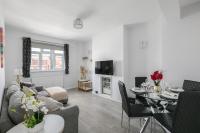 Stylish 2 Bedroom Flat with Balcony in Shepard's Bush - B&B London