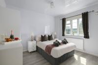 Stylish 2 Bedroom Flat with Balcony in Shepard's Bush - B&B London