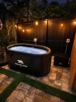 Black Vanilla Luxe Retreat - Sauna, Cold Plunge & Pure Relaxation - Bed and Breakfast Naples
