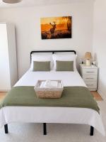 The Grove House - Located Near City Centre - Bed and Breakfast Stoke-on-Trent