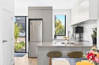 Serene 3BR Home Close to City & Parks Zodiak Stays - B&B Auckland