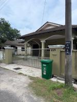 Homestay Taman Tanjung Jaya Paka 4 Bedrooms 4 AC 3 Bathrooms Netflix 15 Paxs - Chambres d'hôtes Paka