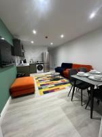 Essence Penthouse by SJP - One Bedroom - Central Kettering - Free Parking - B&B Kettering