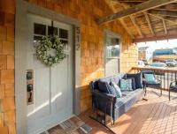 The Breakaway Cottage w Steam Room and Loft - Chambres d'hôtes Virginia Beach