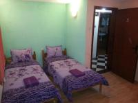 Tweepersoonskamer met 2 Aparte Bedden en Eigen Externe Badkamer