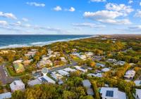 Luxury Modern 4 BR Pet Friendly Family Beach Home - Bed and Breakfast Eurombah