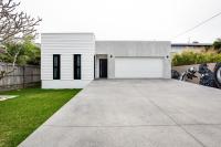 Luxury Modern 4 BR Pet Friendly Family Beach Home - Bed and Breakfast Eurombah
