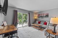 Luxurious 2-Bedroom Abode with Elevated Comforts Near Main Street - Chambres d'hôtes Saint Charles
