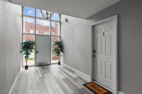Luxurious 2-Bedroom Abode with Elevated Comforts Near Main Street - Chambres d'hôtes Saint Charles