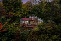 Above Sleepy Hollow - Rooftop Deck, Amazing Views, Hot Tub, Pet Friendly, Screen Porch, Wifi, EV Station, Games, Trails, Wood Stove, Charcoal Grill, Lake Access, King Bed - Chambres d'hôtes Hedgesville