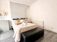 Beautiful & Comfortable Double Room - Parking and WIFI - Bed and Breakfast Liverpool