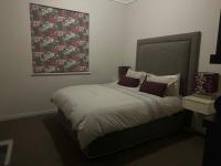 2BR Apartment, Walk to Mall & Lake - Bed and Breakfast Kaapstad