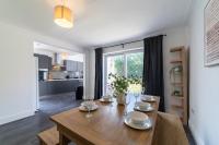 Elegant 4BR House , Driveway , Sleeps 9 , Central - B&B Headingley