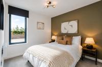City Penthouse - Roof Terrace & Free Parking - Bed and Breakfast Bayston Hill