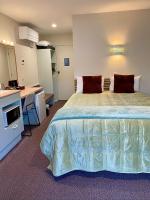 Estudio con cama grande adaptado para personas con movilidad reducida