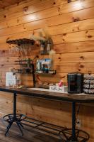 Lagniappe Lodge Hot Tub Fire Table Game Room String Lights Sleeps 8 - Chambres d'hôtes Sevierville