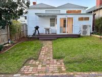 Clarendon Cottage - Walk to GMHBA stadium - Bed and Breakfast Newtown and Chilwell
