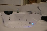 Elegant 2BR Suite Fully Private Courtyard &Jacuzzi - Chambres d'hôtes Djeddah