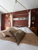 Habitación con cama grande y bañera de hidromasaje