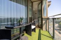 Modern Vienna Gate Apartment with Balcony & Free Parking - Chambres d'hôtes Bratislava