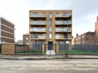 Modern Top-Floor 2-Bedroom, 2-Bathroom Apartment with Lift & a Private Balcony, Sleeps 6 - B&B London