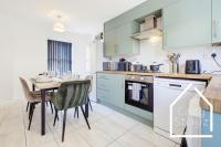 Vibrant Spacious 3 Bed with Pac Man & Ping Pong near City Centre - Free Parking - B&B Manchester